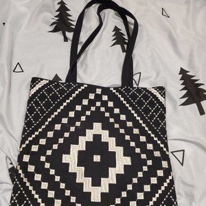 BLACK AND WHITE DIAMOND PATTERN TOTE BAG